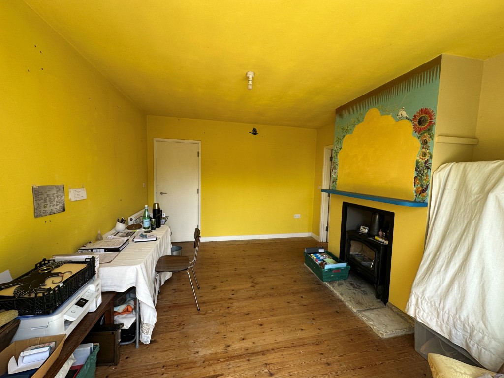 Lot: 125 - THREE-BEDROOM DETACHED HOUSE WITH POTENTIAL - Living Room